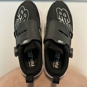 Beautiful new New Balance, fuel, core black tennis shoes with cool tying system.